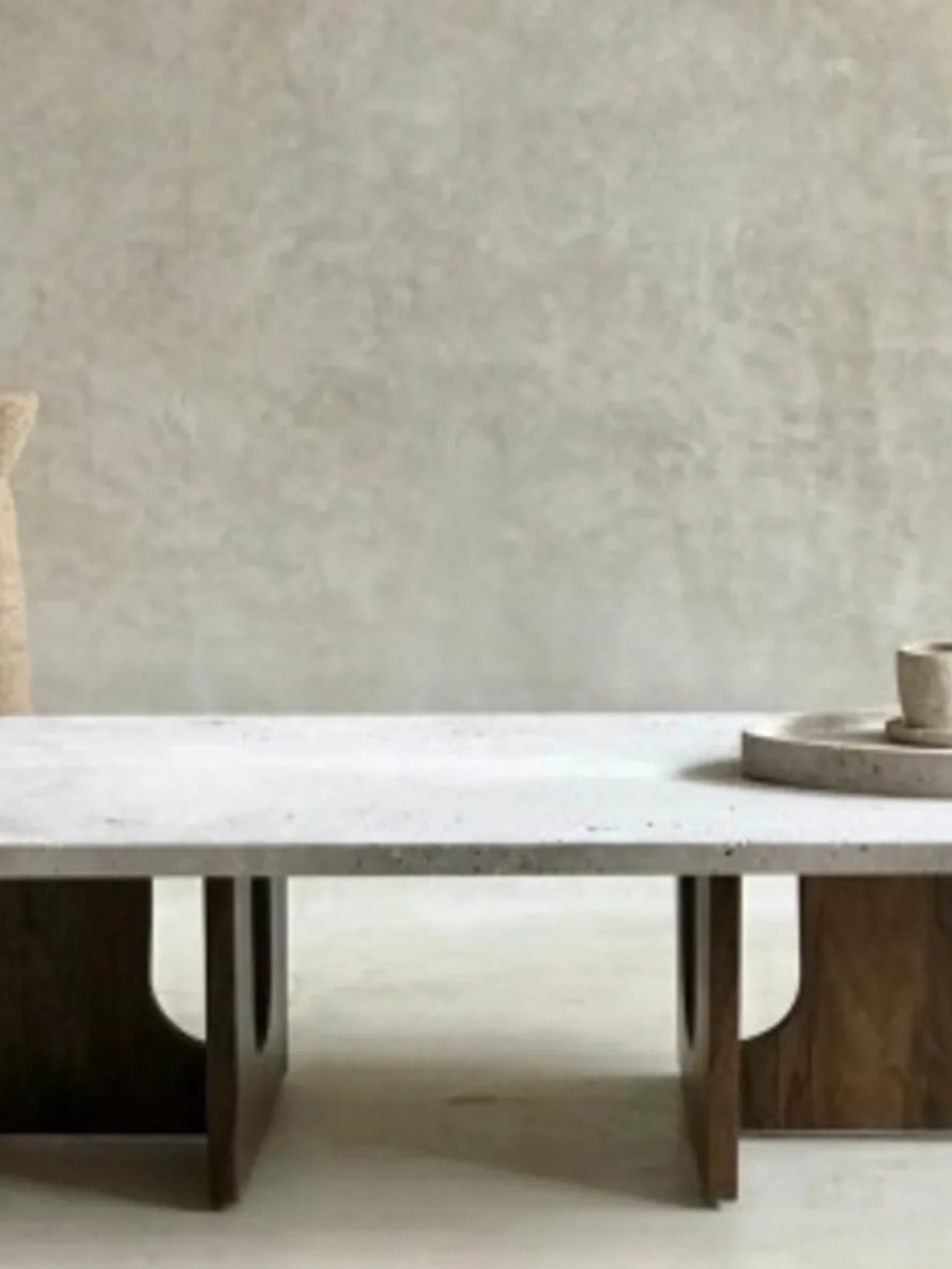 Table basse Siwa — travertin, marbre et placage noyer